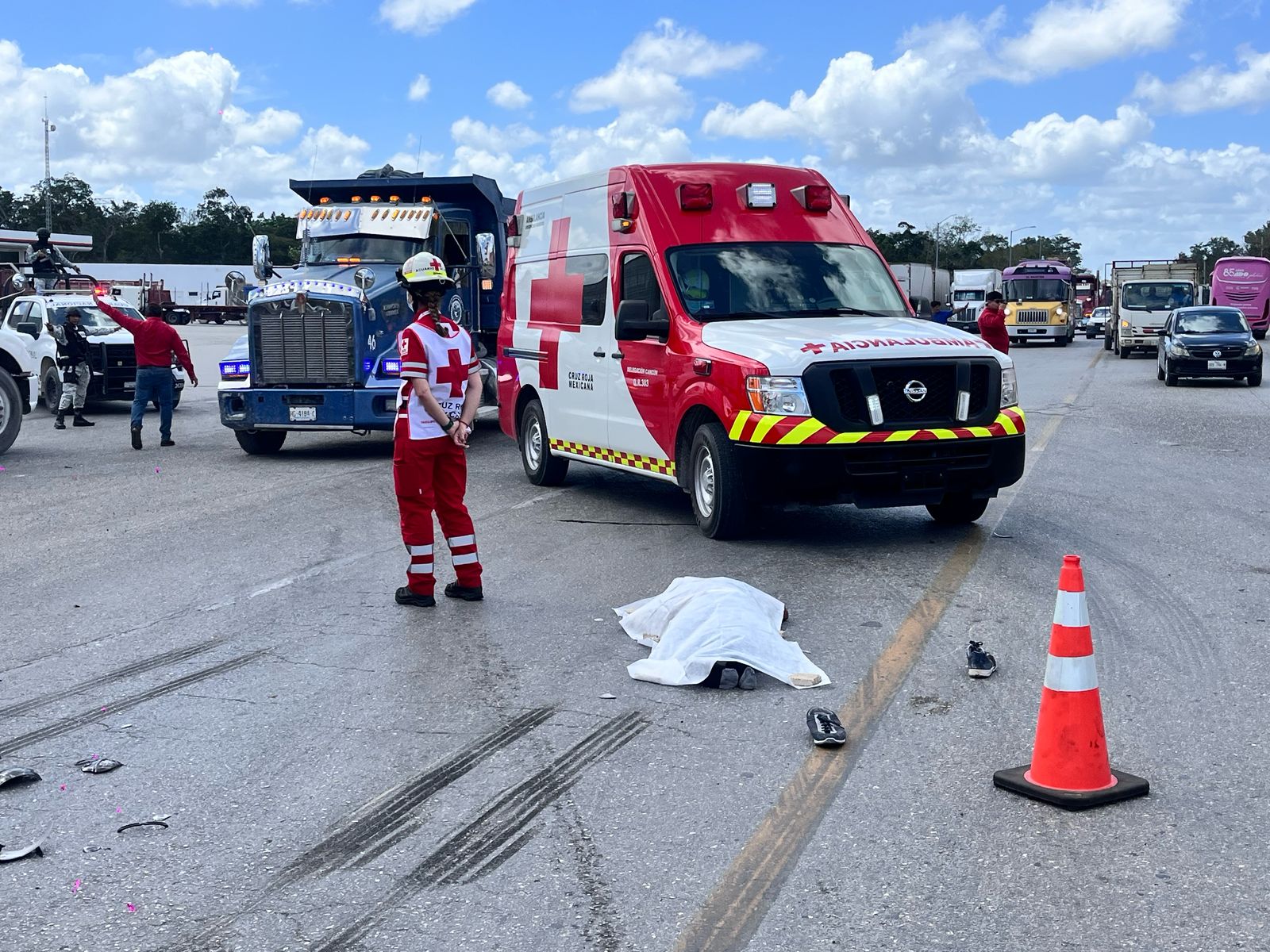 ).- Una fatal accidente ocurrió muy cerca del entronque de la avenida Huayacán con la carretera 180 Cancún-Mérida