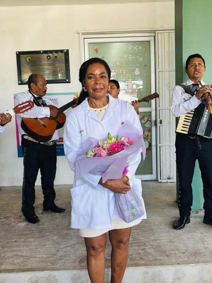 La doctora Asunción Encarnación Jiménez, terminó su ciclo de trabajo al servicio del Estado y este 31 de marzo recibió cálida despedida en el Hospital Oncológico de Chetumal