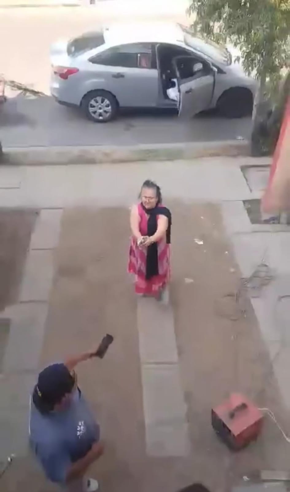 Anciana le dispara casi a quema ropa al joven de 19 años y lo asesina.