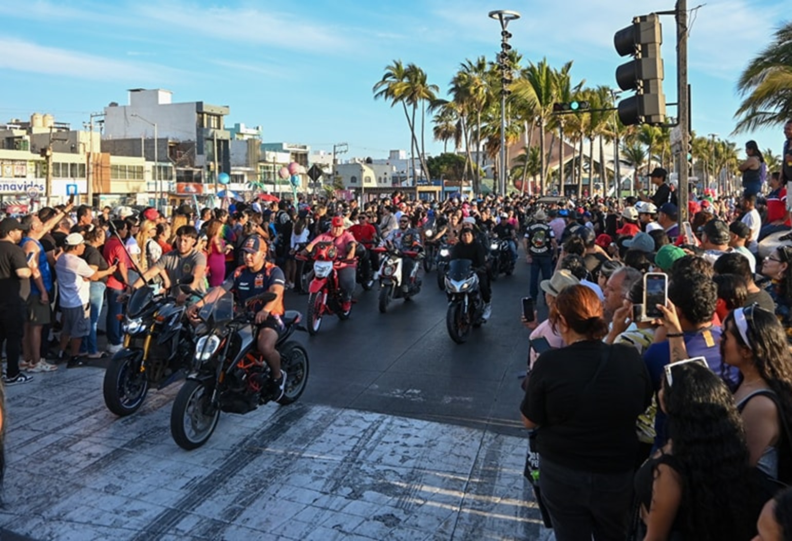 Motociclistas provenientes de distintas partes de México y del mundo se congregaron para participar en esta colorida y vibrante caravana en Mazatlán