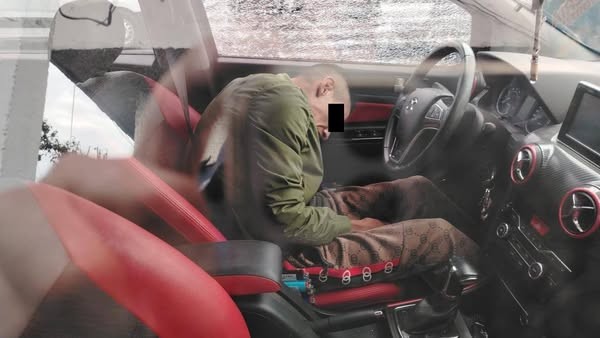 La policía municipal encontró en el vehículo donde viajaba el asaltante, una réplica de arma de fuego 9 mm, mil 200 pesos en efectivo