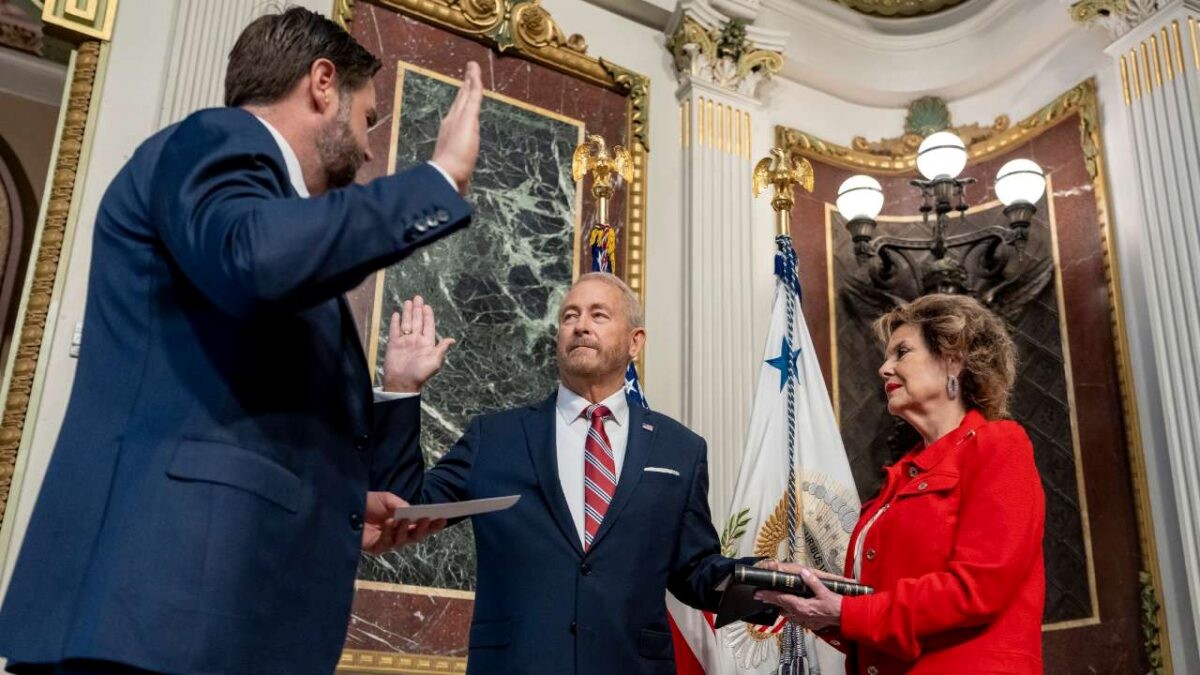 Ronald Johnson fue designado como embajador de Estados Unidos en México, tomó protesta al cargo este martes ante el vicepresidente J. D. Vance.