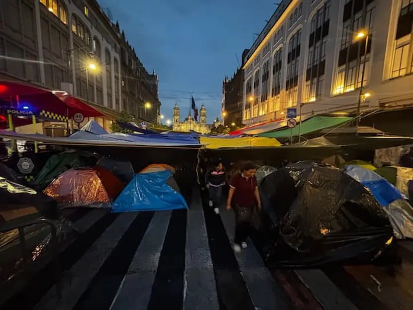 La fuerte granizada que duró cinco minutos y cayó directamente en el Zócalo de la Ciudad de México no asustó a los maestros disidentes de la CNTE.