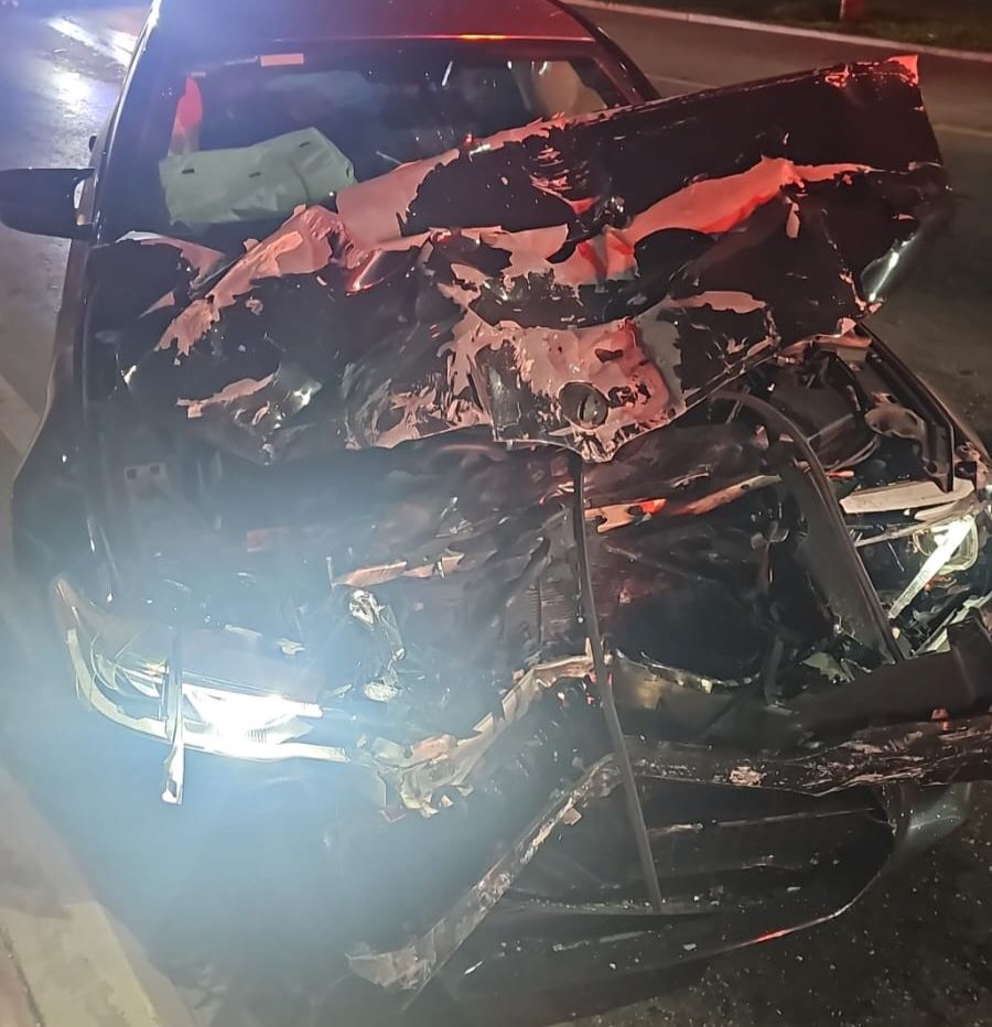 BMW quedó destrozado al chocar contra una camioneta Toyota en el km 6 de la Zona hotelera de Cancún