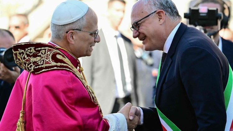 "Para ustedes y con ustedes, soy romano": Papa León XIV