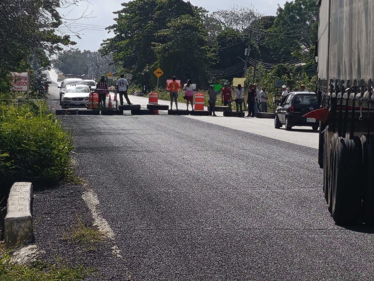 Desde las 09:00 horas un grupo de habitantes colocó piedras, troncos y estructuras metálicas para impedir el paso de vehículos en el tramo de Nicolás Bravo hacia Chetumal.