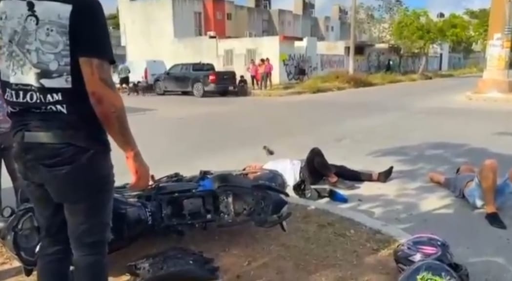 Tras el percance, el joven conductor de la motocicleta (de playera negra), quien salió lesionado, intentó arrancar la motocicleta sin conseguirlo