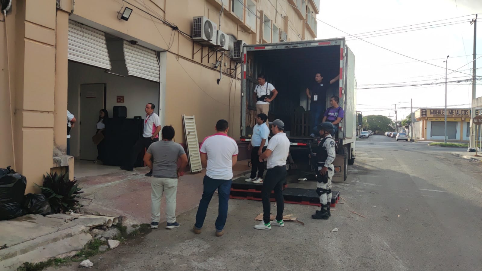 INE distribuye material electoral para la elección del 1 de junio