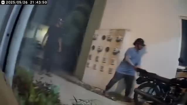 Se pide en redes sociales que ayuden a identificar a este par de ladrones de motocicletas en Cancún