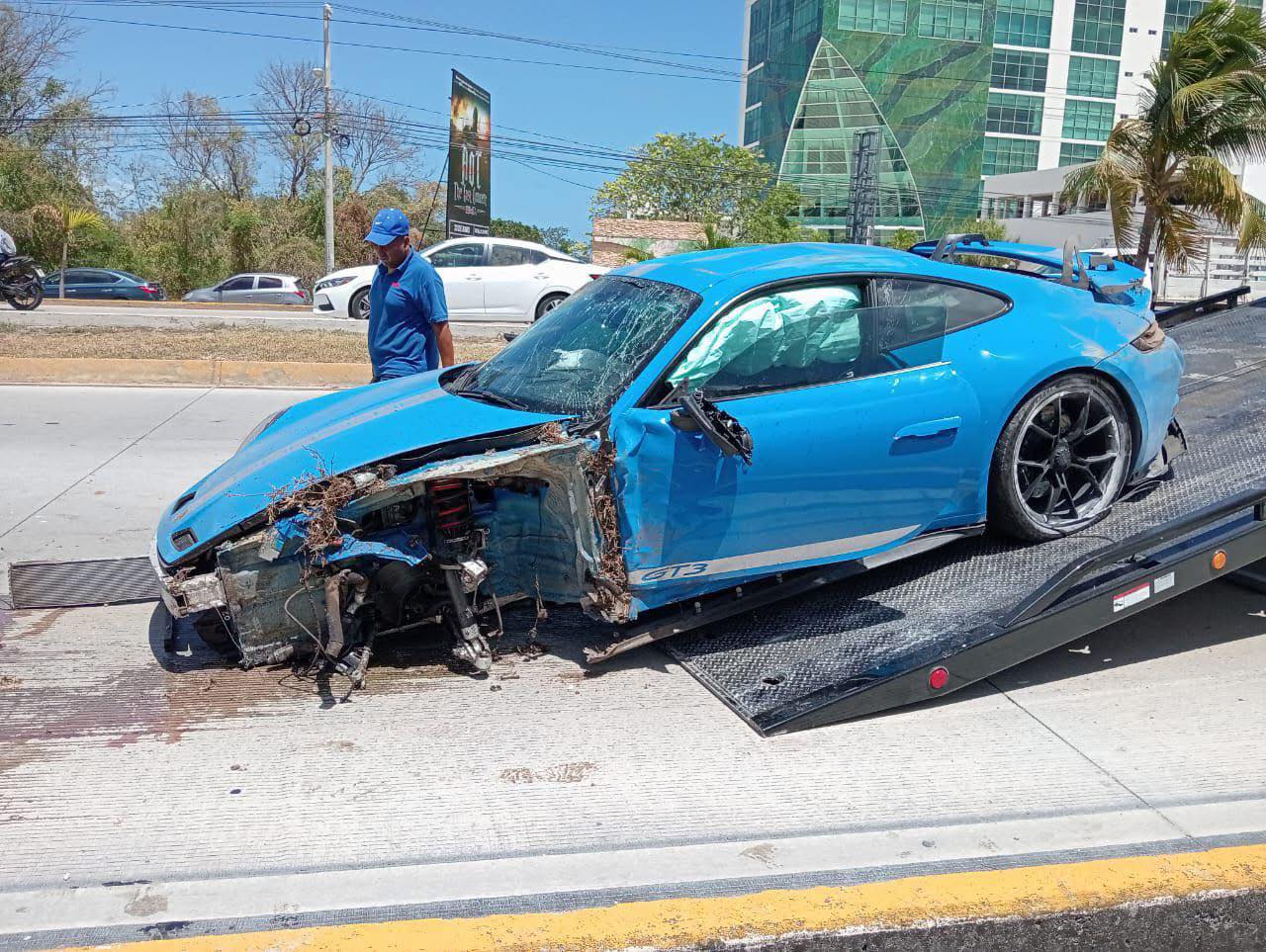El Porsche GT3, valuado en más de 4 millones de pesos, acabó destrozado frente al hospital Galenia, sobre el boulevard Colosio de Cancún
