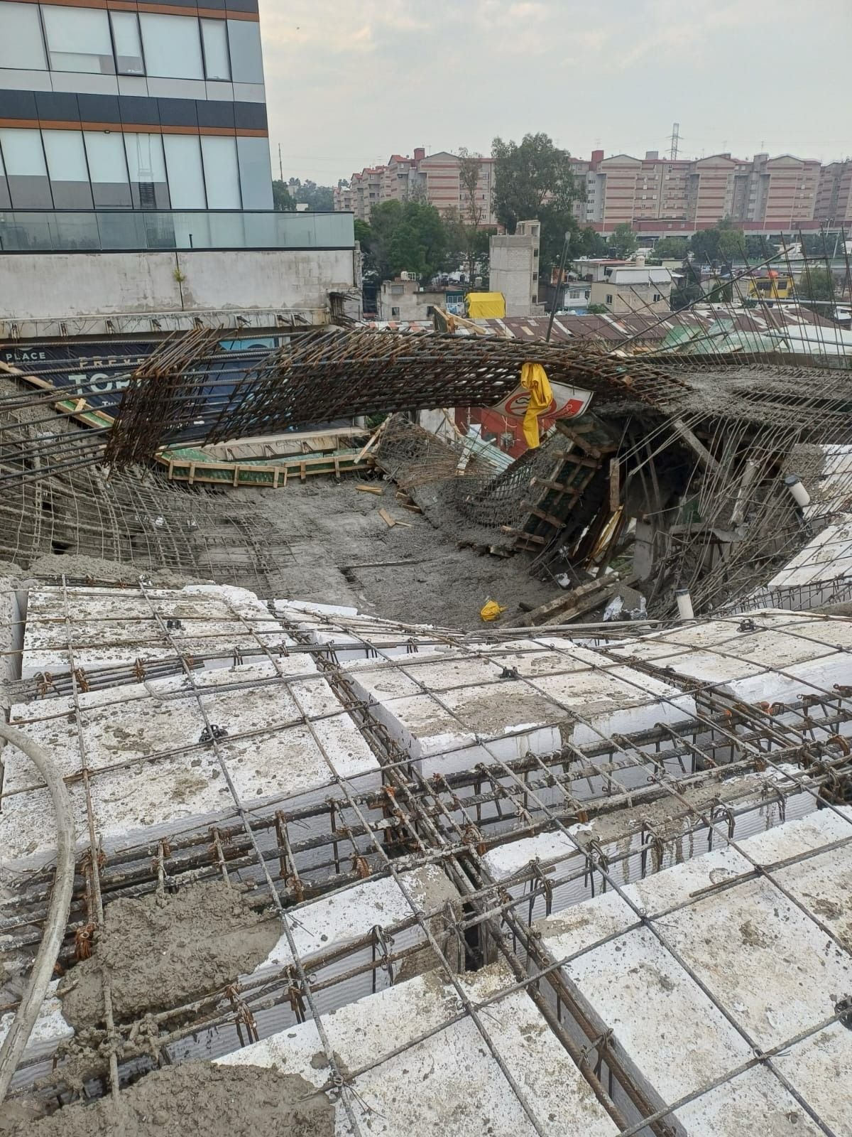 Ambos hechos ocurrieron la tarde de este jueves en la Ciudad de México; autoridades atienden las emergencias y llaman a tomar precauciones viales.