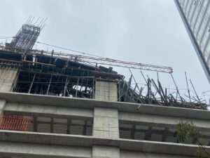 Derrumbe en obra deja tres lesionados en Álvaro Obregón; camión cae en socavón en Benito Juárez