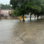 Debido a la intensa y constante lluvia el nivel del agua no bajó en la colonia Pacto Obrero. Aun sigue cerrada la vialidad hoy viernes.