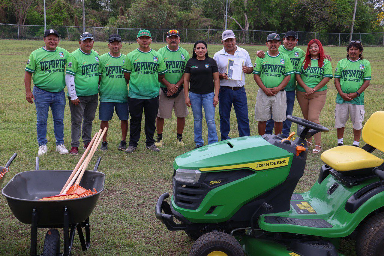 Blanca Merari Tziu Muñoz, entregó equipamiento a la Dirección General del Instituto del Deporte para dar mantenimiento a sus campos deportivos de Puerto Morelos