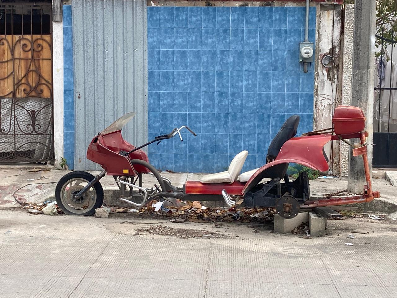 Habitantes de las regiones 92 y 96 de Cancún exigen una campaña para el retiro de autos chatarra