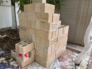 La campaña, impulsada por el grupo Embajadores de la Catedral, permite a los feligreses adquirir un bloque simbólico por 100 pesos
