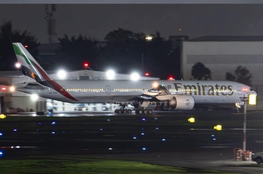 Aterriza en CDMX avión presidencial de Emiratos Árabes con camuflaje de Emirates