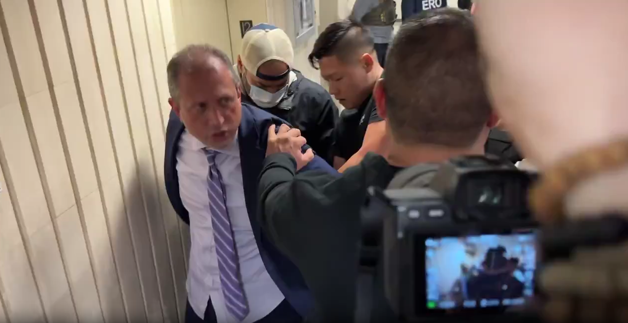 Detienen a candidato a la alcaldía de Nueva York por intervenir en arresto de inmigrante