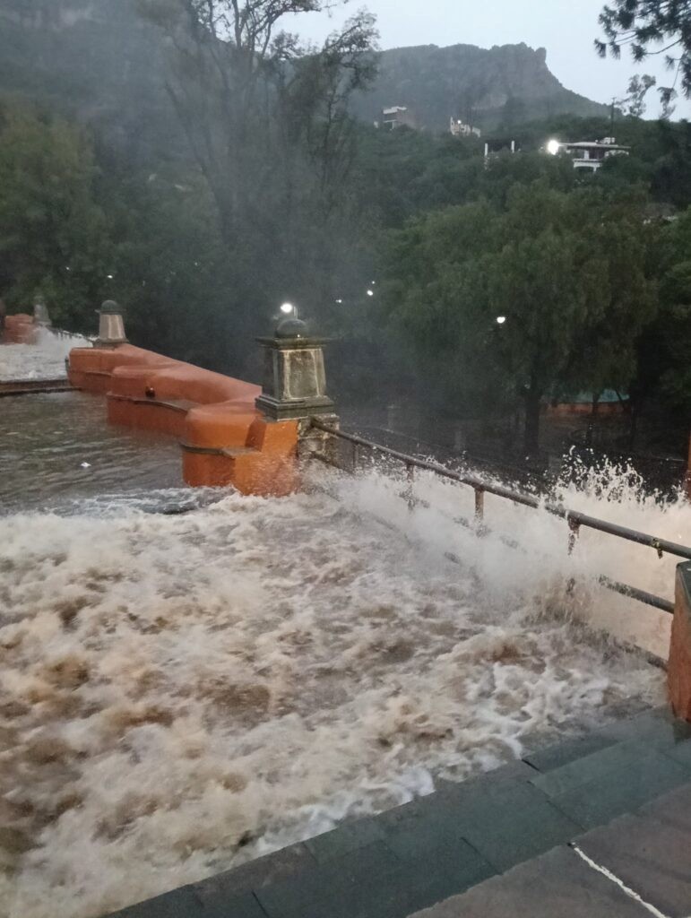 La subterránea se inundó, la presa de San Renovato de desbordó y se reportan daños materiales en Guanajuato.