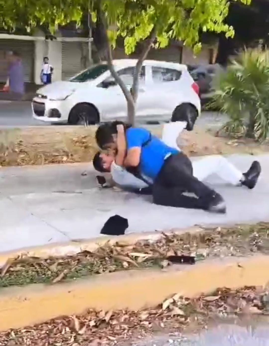 Tras accidente y no dialogar protagonizan lucha libre gratis en Cancún