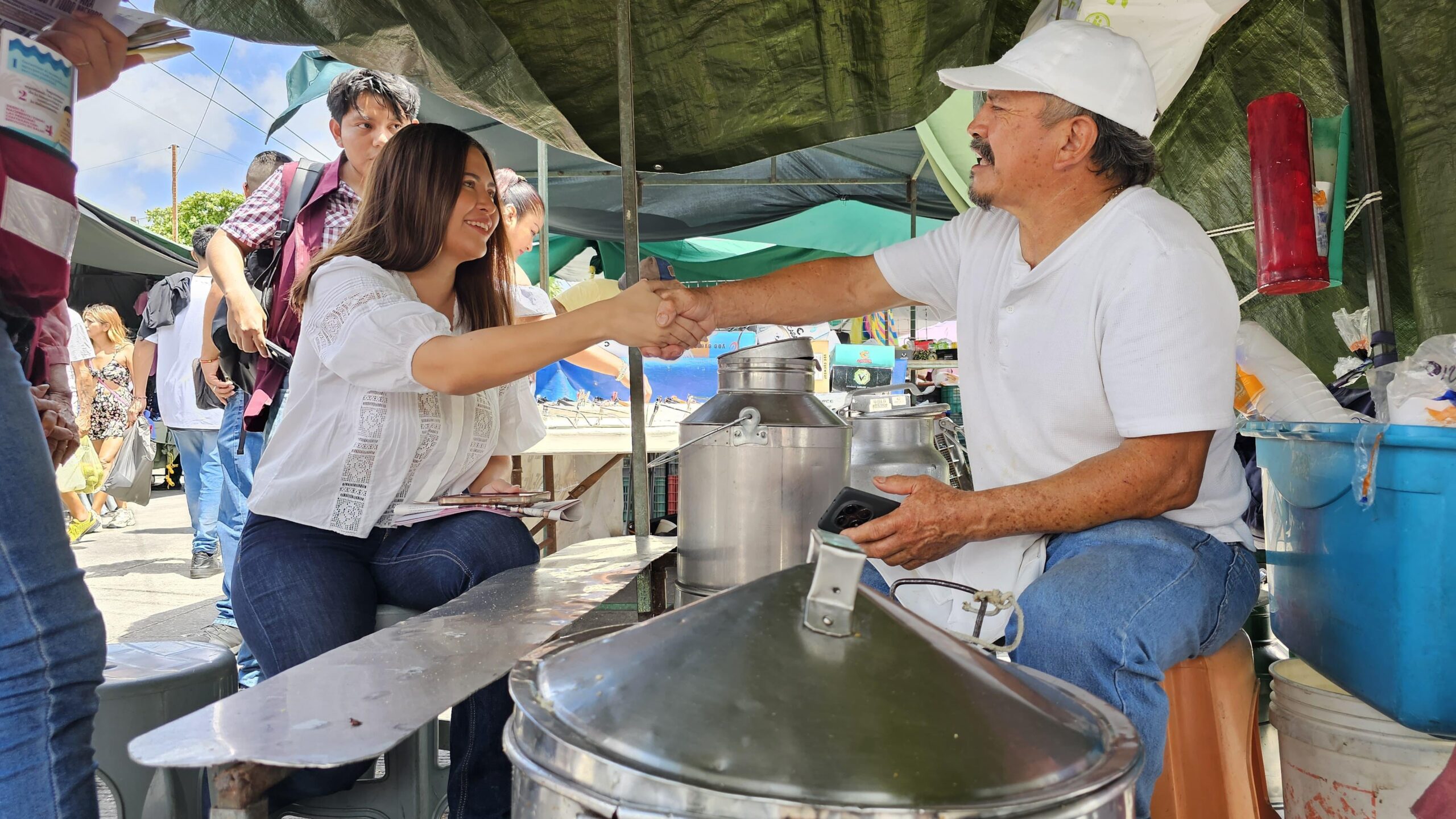 "Si gusta, aquí la afiliamos", le dice sonriente Anahí González, para inmediatamente escuchar que la señora alegre acepta y decide sumarse oficialmente a Morena