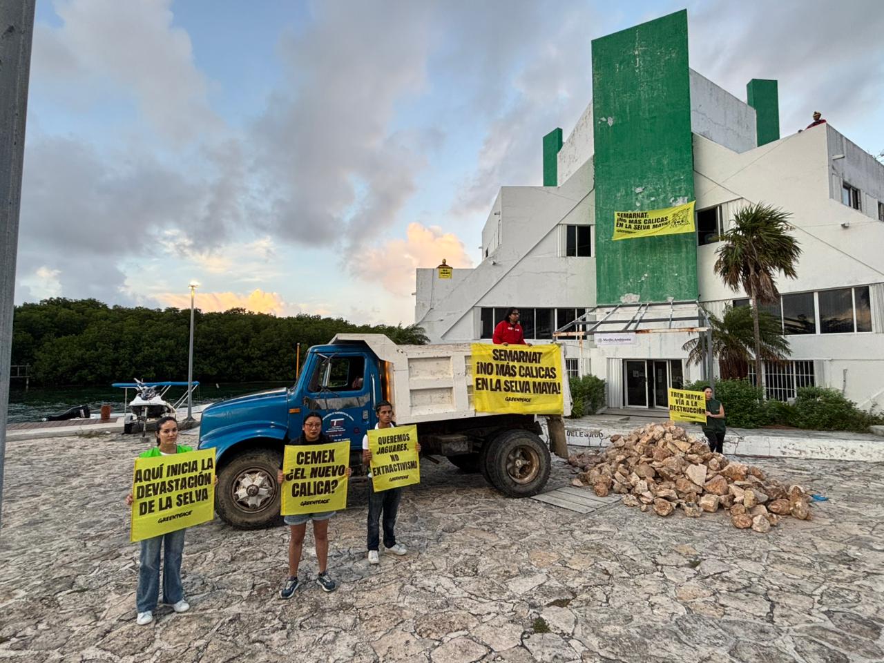 La protesta denuncia que la Manifestación de Impacto Ambiental (MIA) presentada por la empresa omite la existencia de ríos subterráneos en la zona, parte del Gran Acuífero Maya