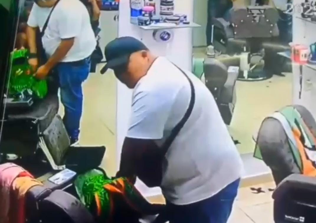 Este hombre, junto con dos cómplices asaltaron la barbería ubicada en la Av. 20 de Noviembre en Cancún.