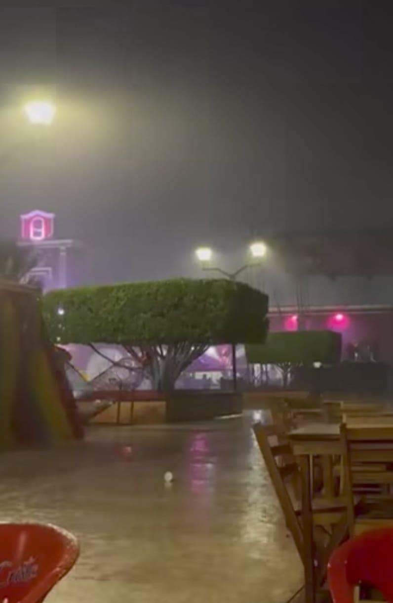 En el video se observa cómo a consecuencia de la fuerte lluvia, primero viene un apagón y posteriormente la caída del escenario.
