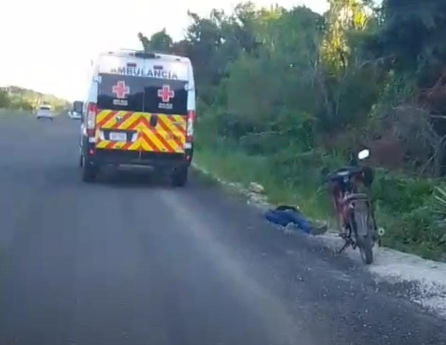 Joven ebrio causa revuelo policial al dormirse a orillas de la carretera Bacalar-Chetumal y ser dado por muerto.
