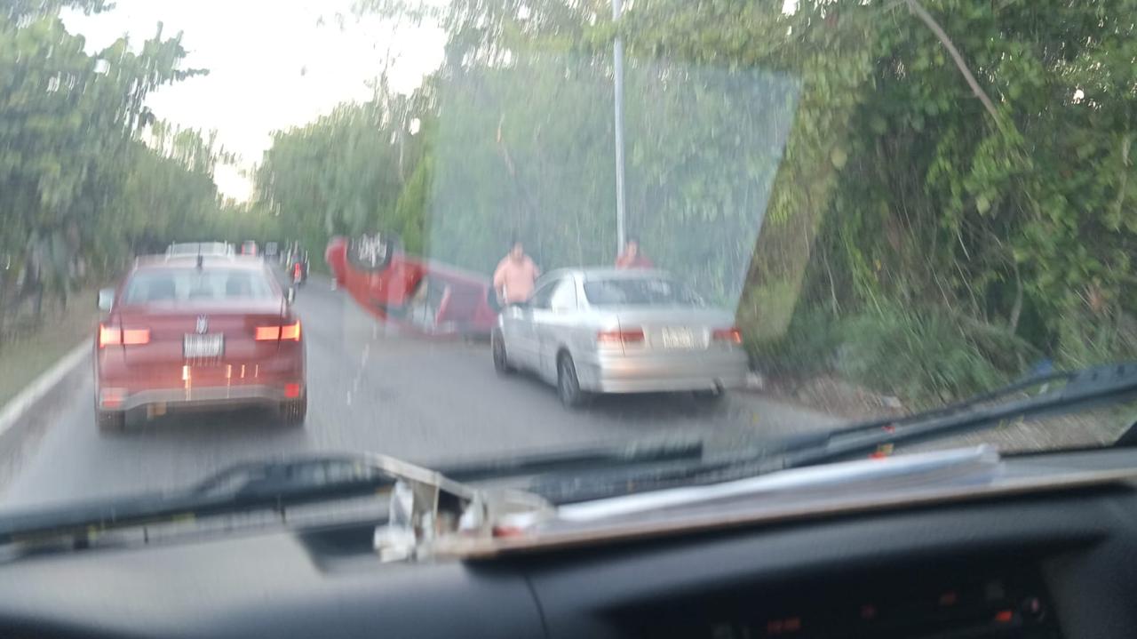 Volcadura en la avenida Costa Mujeres de Cancún a Isla Mujeres