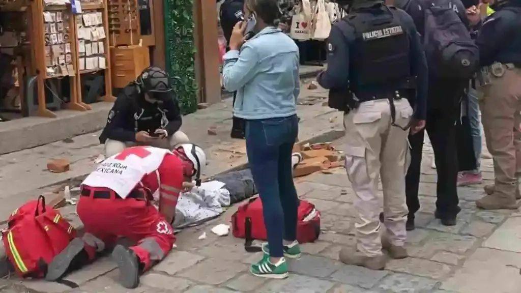 El adolescente Isaac L, caminaba con su familia en la zona comercial de Tlacolula, cuando de un comercio se desprendieron ladrillos y tejas y lo lesionaron