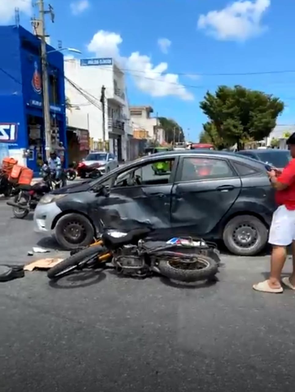 Accidente en la avenida Los Tules con calle Limonar en Cancún.