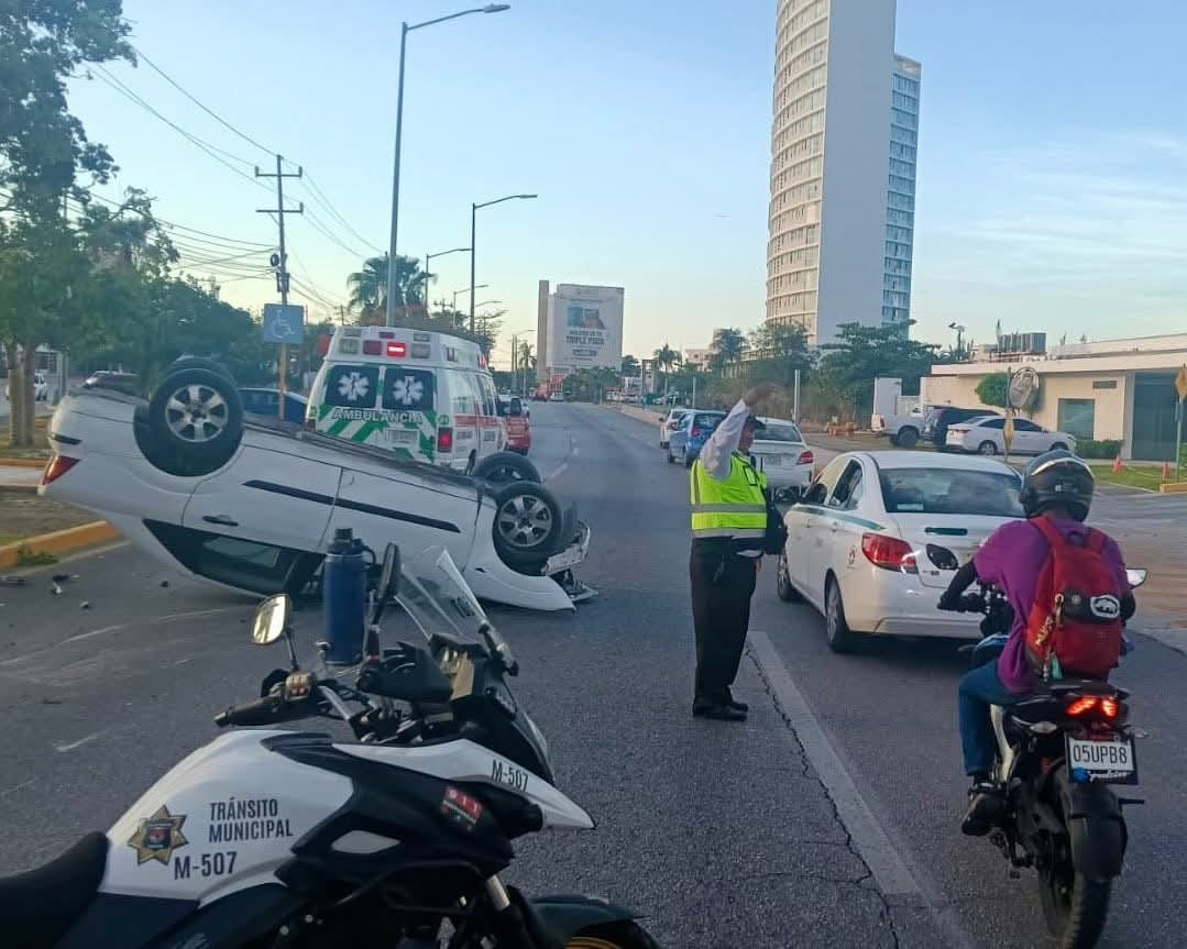 Accidente en la Avenida Bonampak esquina Av. Chichen Itzá a la altura del edificio Sky en dirección hacia la Avenida López Portillo en Cancún.