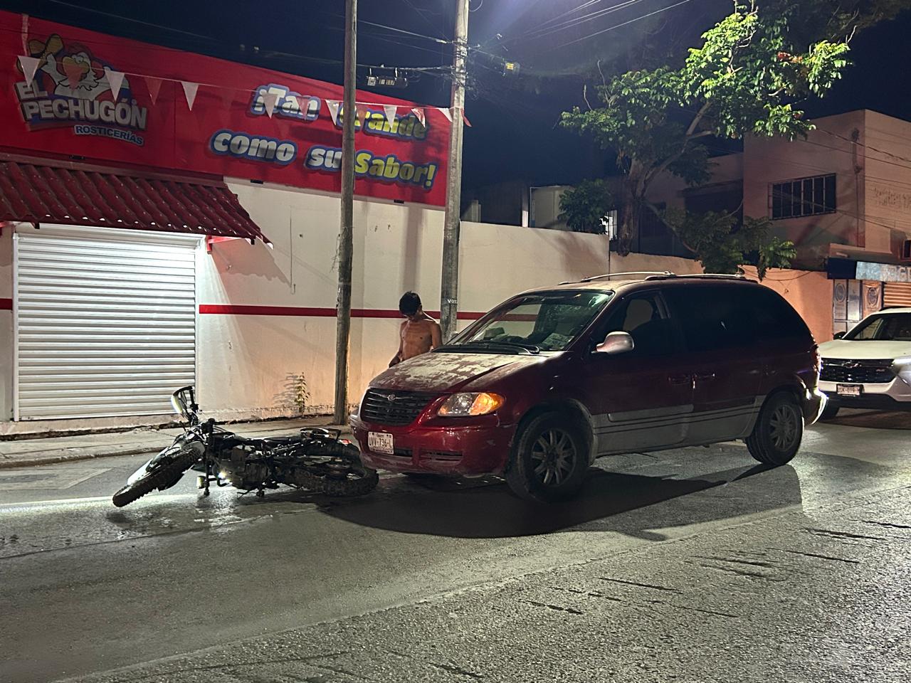 Un joven en su camioneta Voyager embistió a un motociclista en la Ruta 4 de Cancún