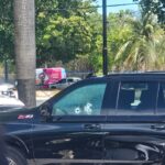 La camioneta color negro de lujo quedó dentro del estacionamiento con el motor encendido y el cuerpo de este hombre dentro con disparos