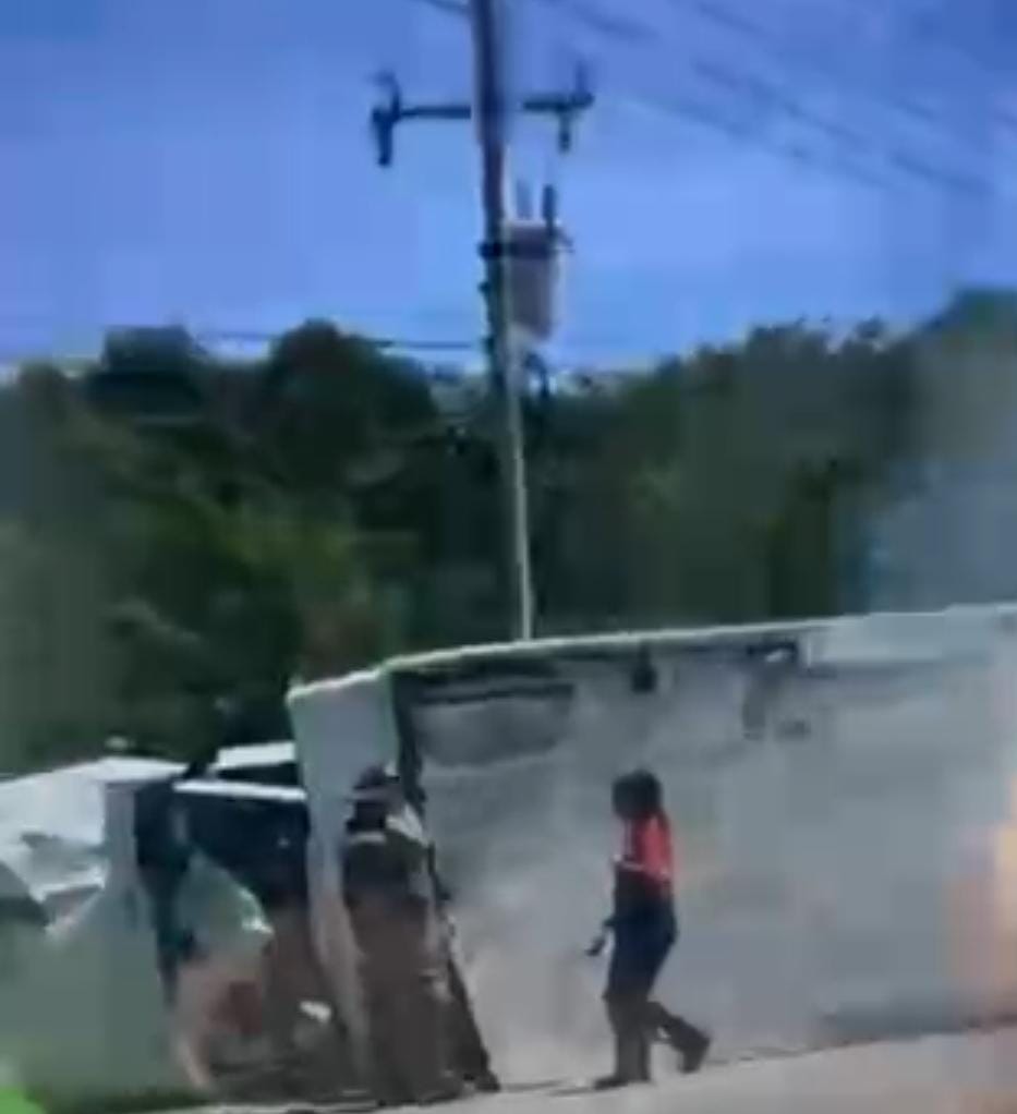 El camión quedó recostado prácticamente abarcando todo el carril y parte del camellón que divide el carril lateral Puerto Morelos a Cancún