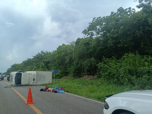 No se reportan lesionados en accidente vehicular del camión Toyota en carretera de Felipe Carrillo Puerto.