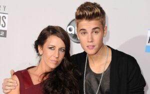 Madre de Justin Bieber pide oraciones por la salud del cantante