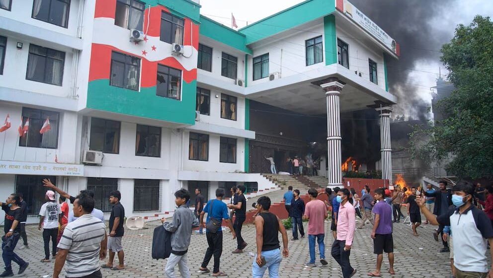 Por disturbios en Nepal hay 50 muertos, incluyendo policías y funcionarios de gobierno; mil 300 heridos y 12 mil 500 regos se fugaron.