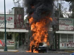 Por caso Ayotzinapa derriban puerta de campo Militar en la Ciudad de México