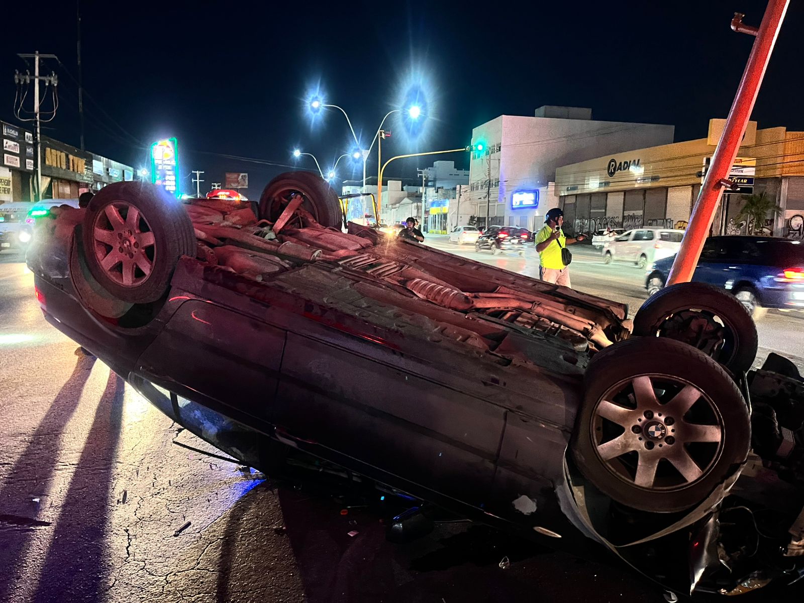 De la volcadura de su BMW, el conductor salió con diversos golpes que ameritaron su inmediato traslado al Hospital General de Cancún.