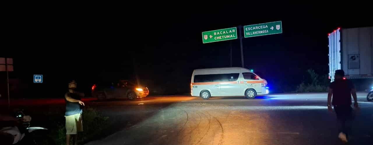 Bloquean la carretera Chetumal a Escárcega por mal servicio de energía eléctrica de la CFE
