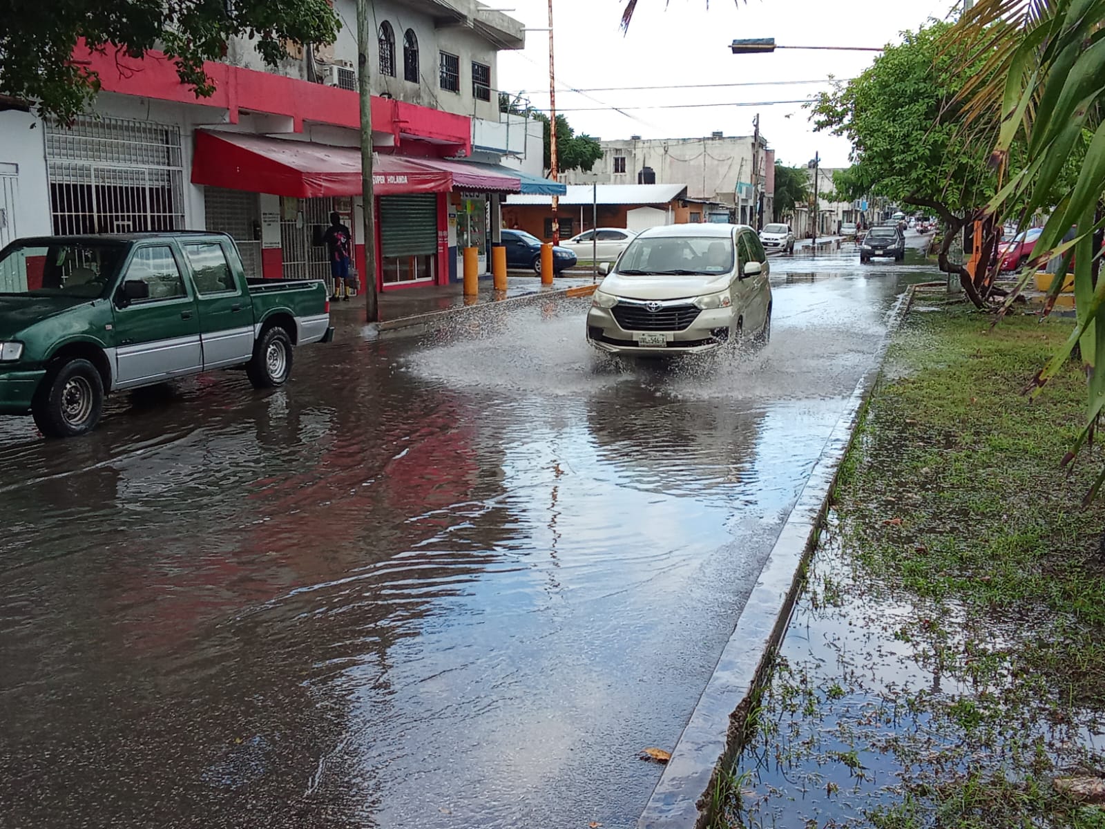 Encharcamientos en calles y avenidas de Cancún, tras fuerte lluvia.