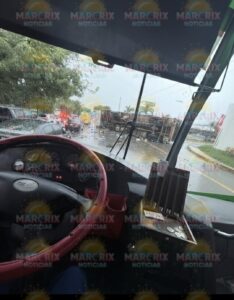 Tráiler pierde el control y vuelca en avenida Kabah durante fuerte lluvia en Cancún