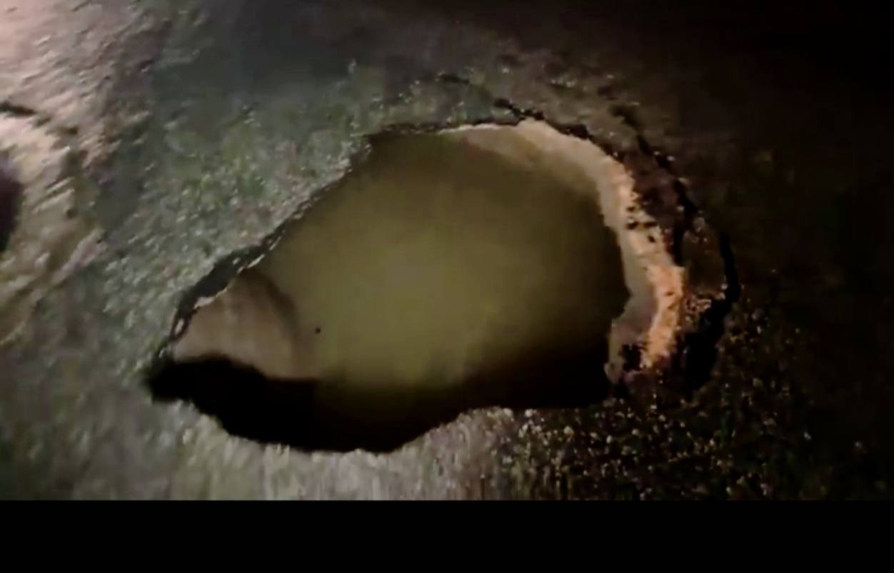 Socavón ubicado en la avenida Maxuxac entre calle Miguel Alemán y la avenida 4 de Marzo.
