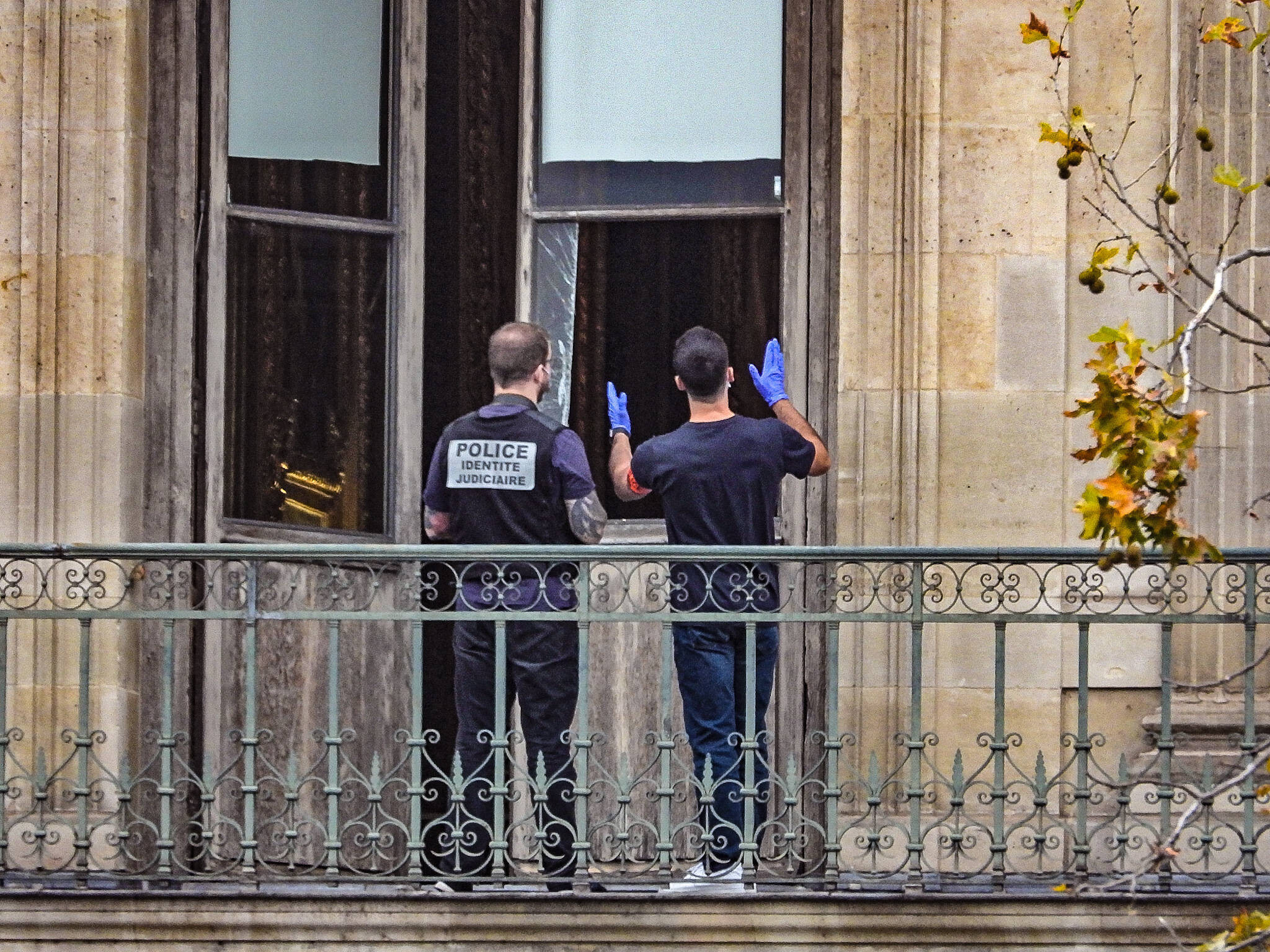 Detienen a dos sospechosos por robo de joyas históricas en el Museo del Louvre
