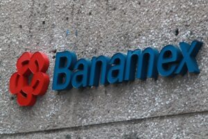 Caen acciones de Grupo México tras anunciar oferta para comprar Banamex