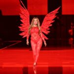 Karol G debuta como ‘ángel’ en el Victoria’s Secret Fashion Show