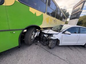 Aparatoso choque en Playa del Carmen deja 1 heridos y cuantiosos daños