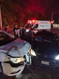 Una camioneta y un automóvil protagonizaron un accidente en la colonia Forjadores, con saldo de dos lesionados.